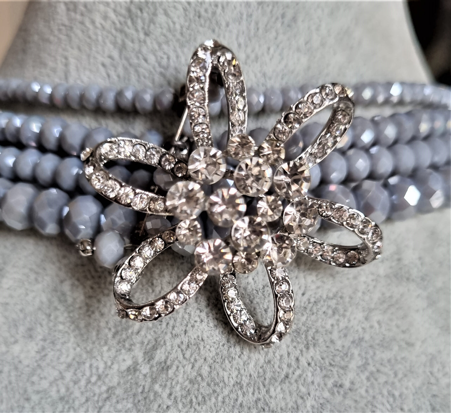 LUXURY collana .021 quattro fili cristalli grigi lucidi con spilla e chiusura satinata.