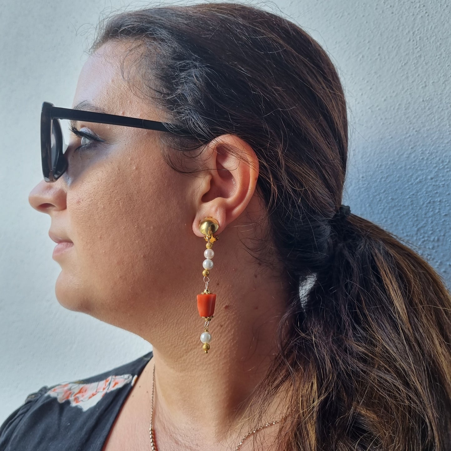 Orecchini LE PERLE .028 perline cubetto corallo, monachella a clips.