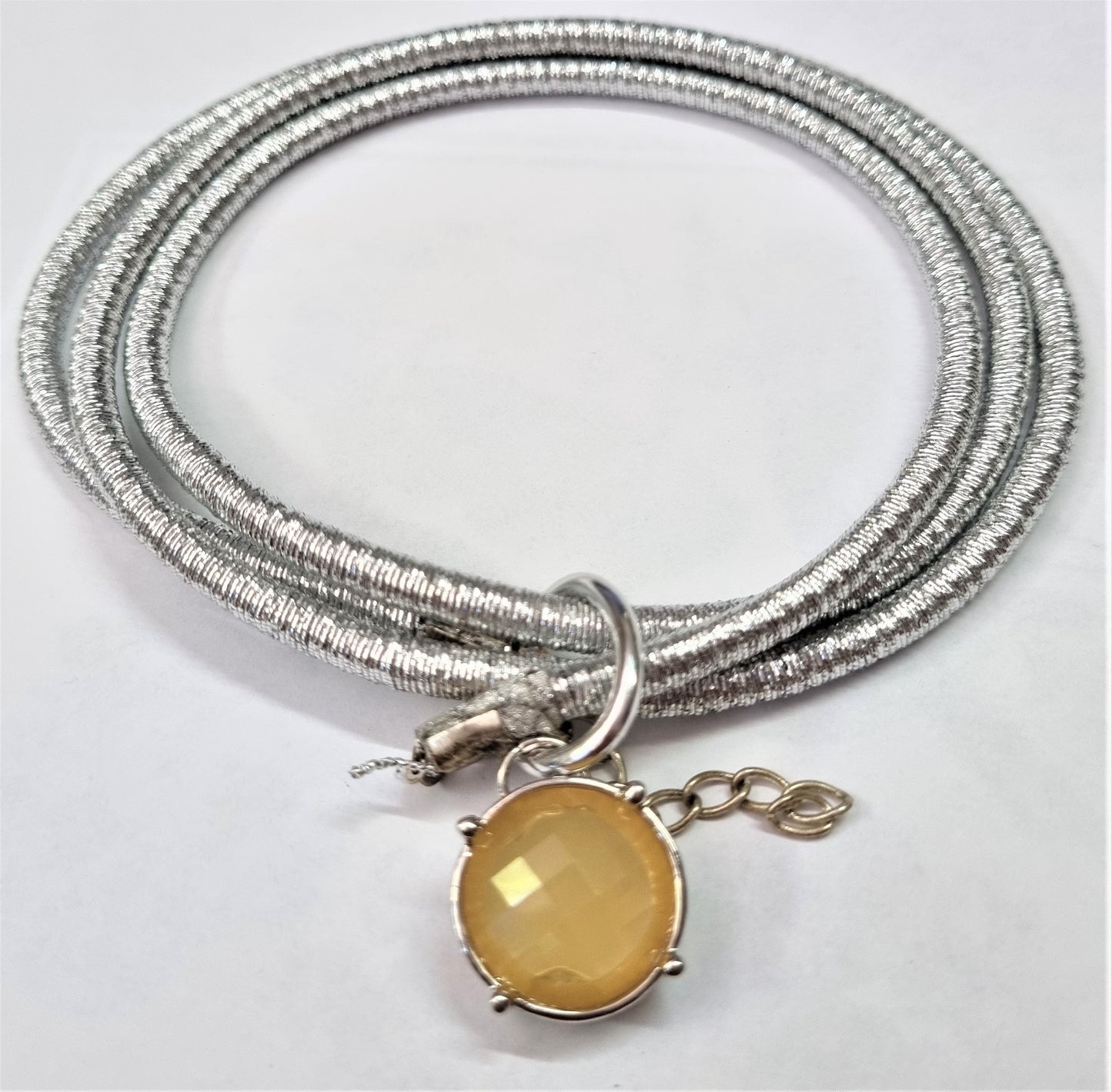 Collana ZELDA .051 lungo filo argenteo con ciondolo a tre cristalli incastonati.