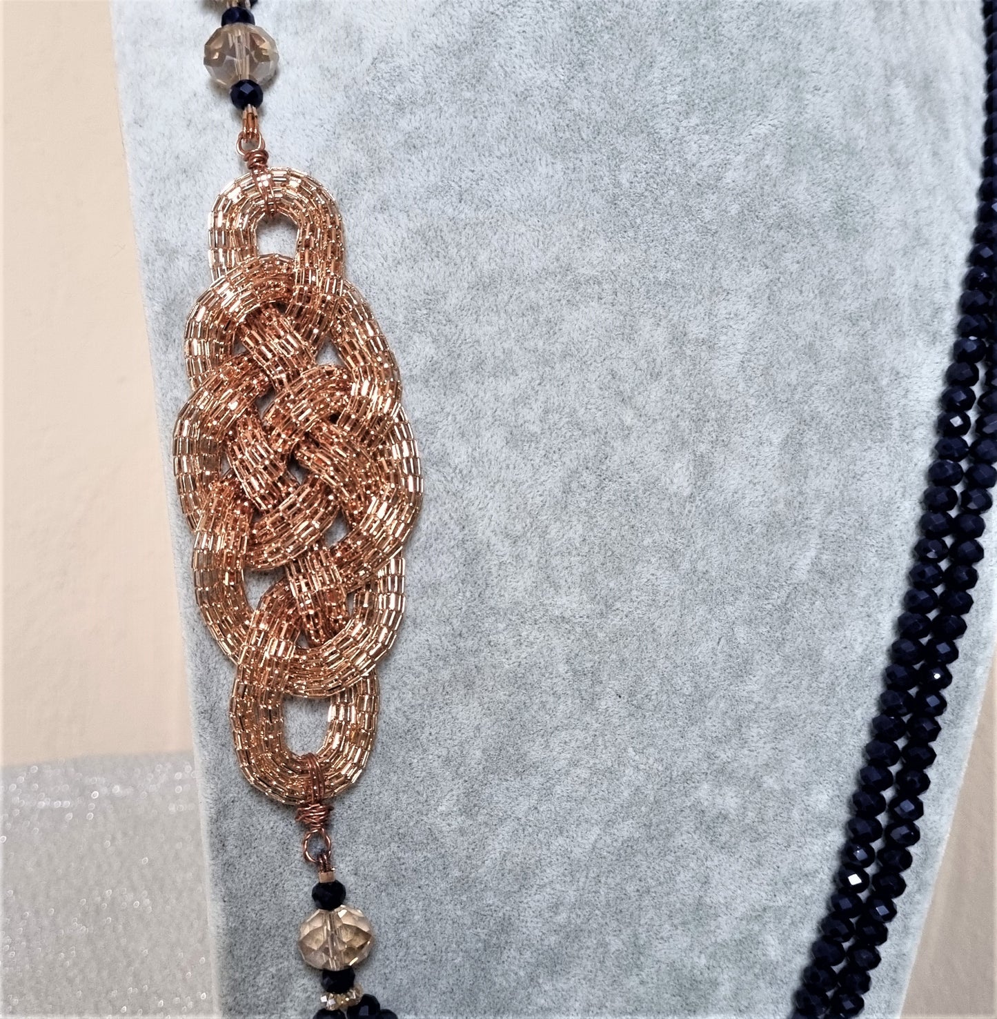 Collana I CRISTALLI .081 cristalli blu notte con intreccio laterale metallo ramato.