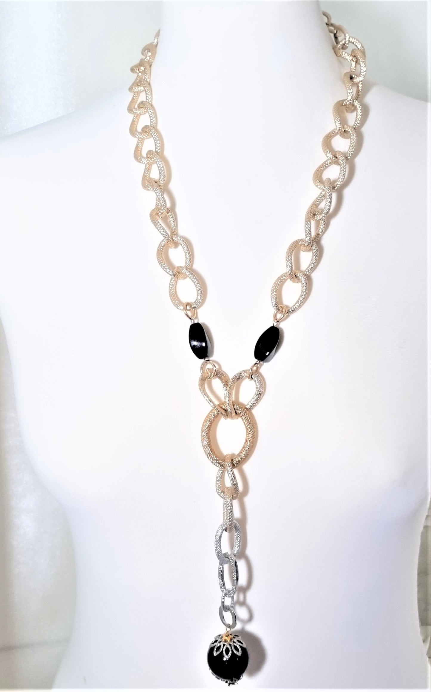 Collana GRACE i metalli .019 maglie metallo dorato, onici e ciondolo grande perla onice.