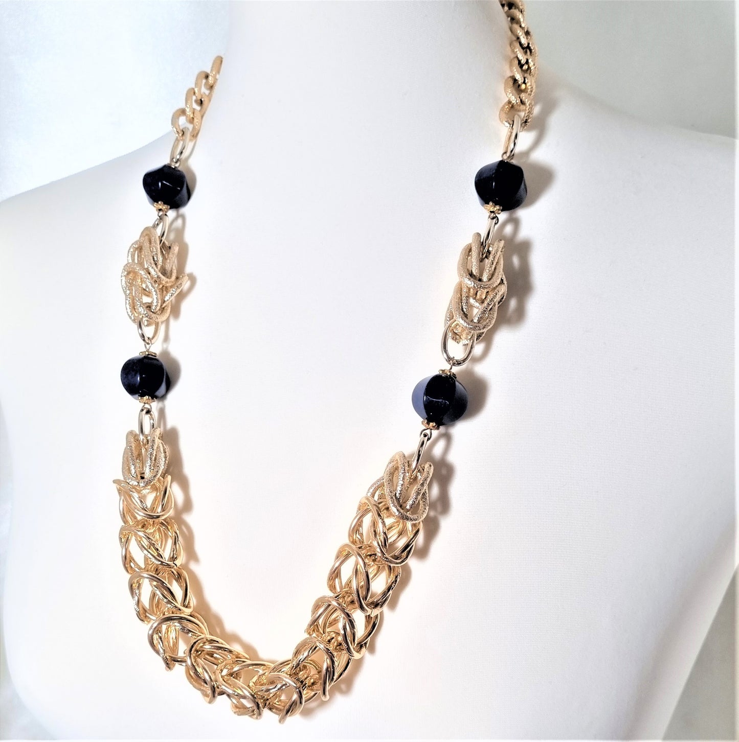 Collana GRACE i metalli .022 maglie metallo dorato, perle pasta lapislazzulo.