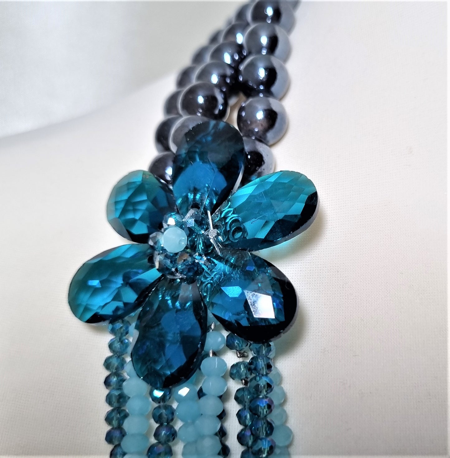 Collana SOPHIA i colori .027 perle ceramica, molti fili di cristalli azzurri e celeste.