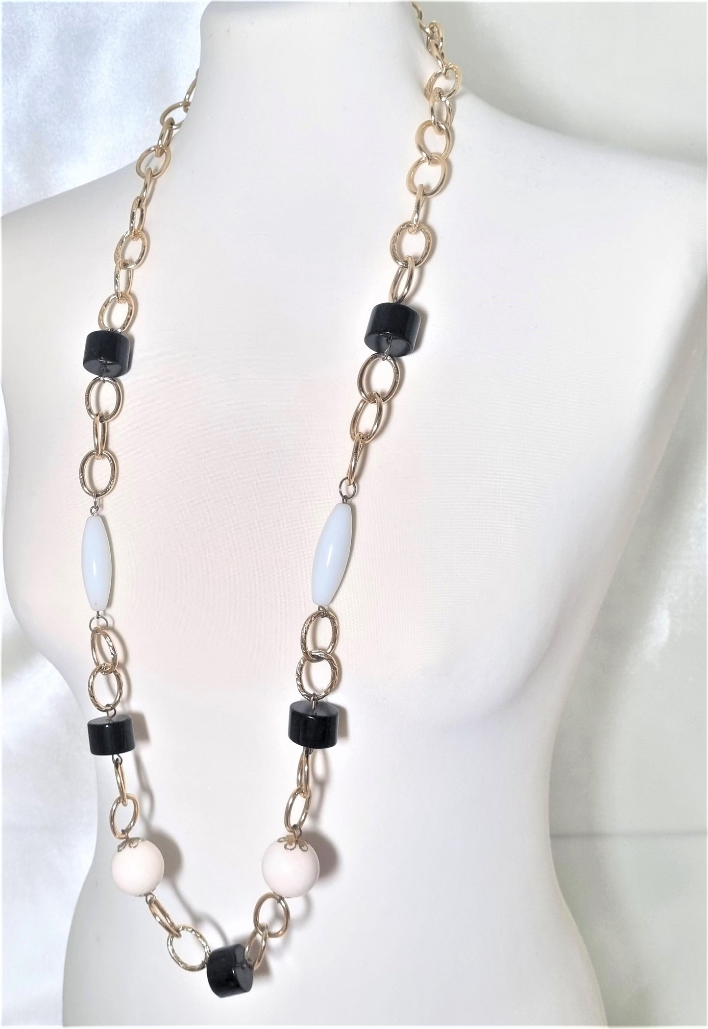 Collana LE PIETRE .083 maglie dorate, bauletti, fusi perle grandi agata e onice.