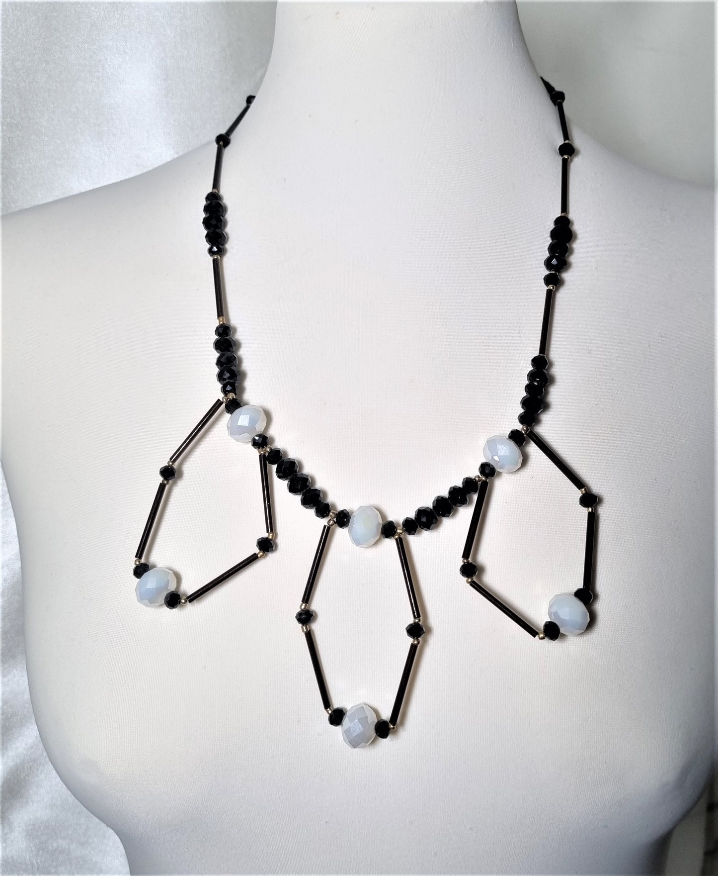 Collana LUCEOMBRA .019 cristalli e bakelite e forme geometriche.