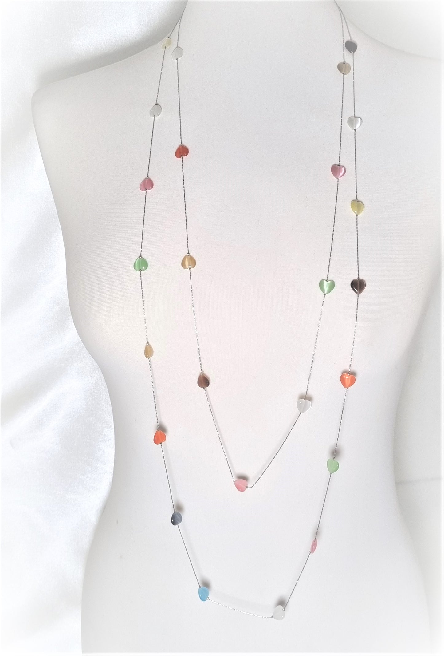 Collana AMORE .011 lunga, cuoricini colorati in resina sospesi su filo metallo.