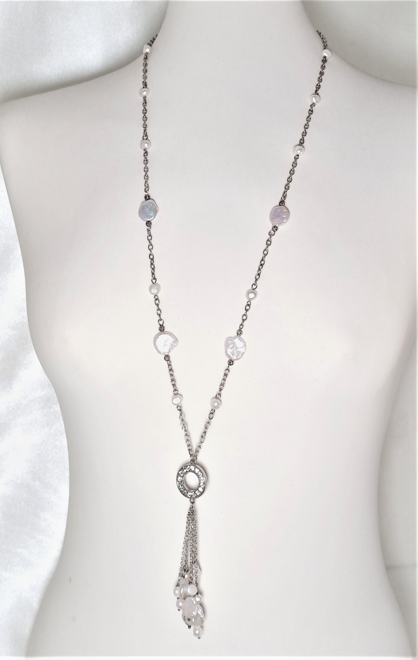 Collana LE PERLE .030 perle madreperla, catenella, ciondolo di madreperle, tondo acciaio e strass.