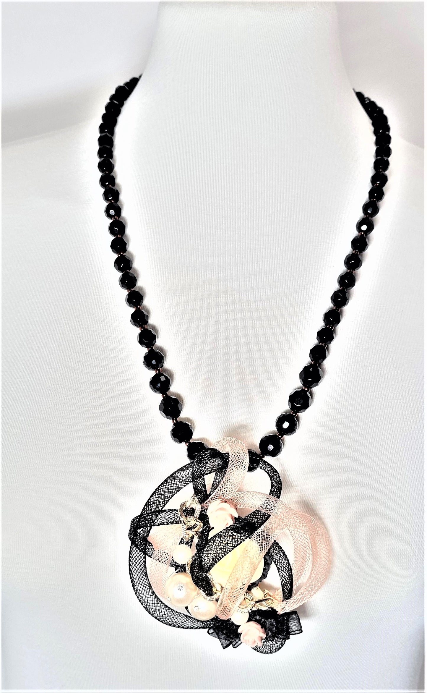 Collana LE ROSE .012 perle onice sfaccettato, bronzo, ciondolo hand made.