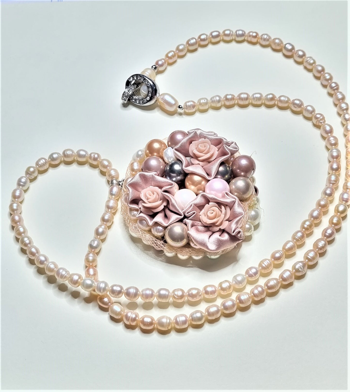 Collana LE ROSE .018 lunga, perline avorio con prezioso ciondolo con perle e rose.