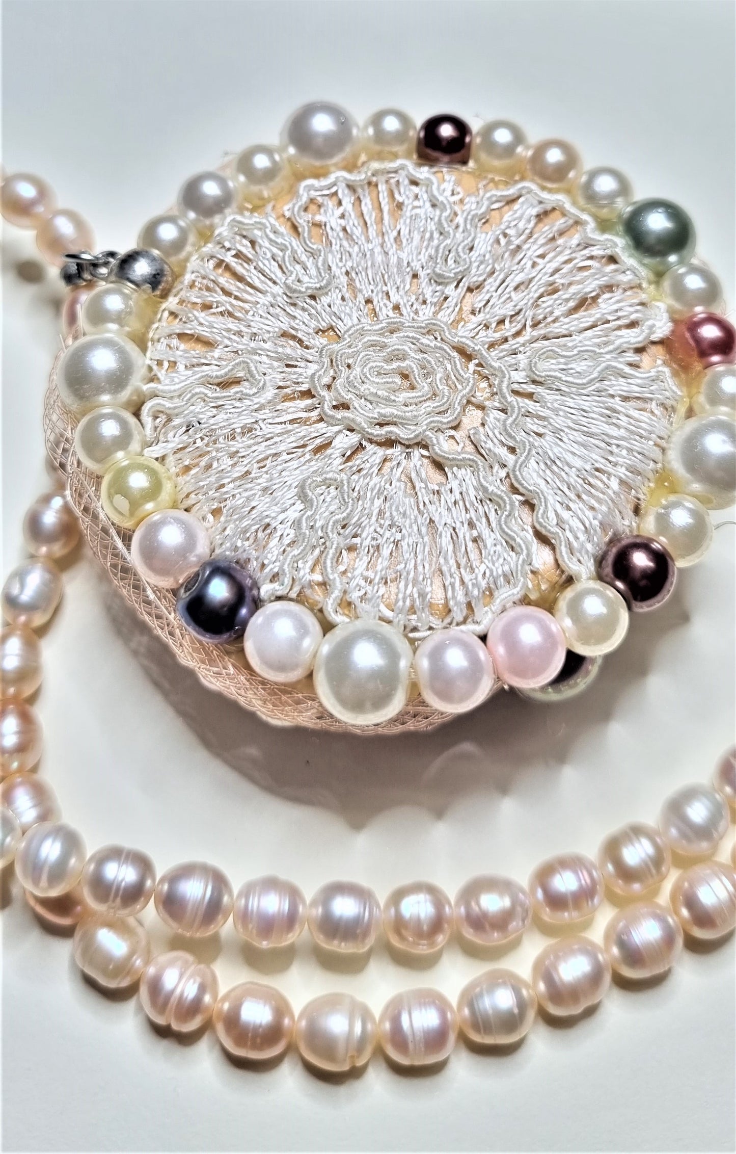 Collana LE ROSE .018 lunga, perline avorio con prezioso ciondolo con perle e rose.