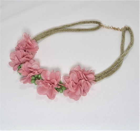 Collana LE ROSE .020 cordoncino velluto verde bosco, fiori tessuto rosa intenso e fiori in mezzi cristalli verde.