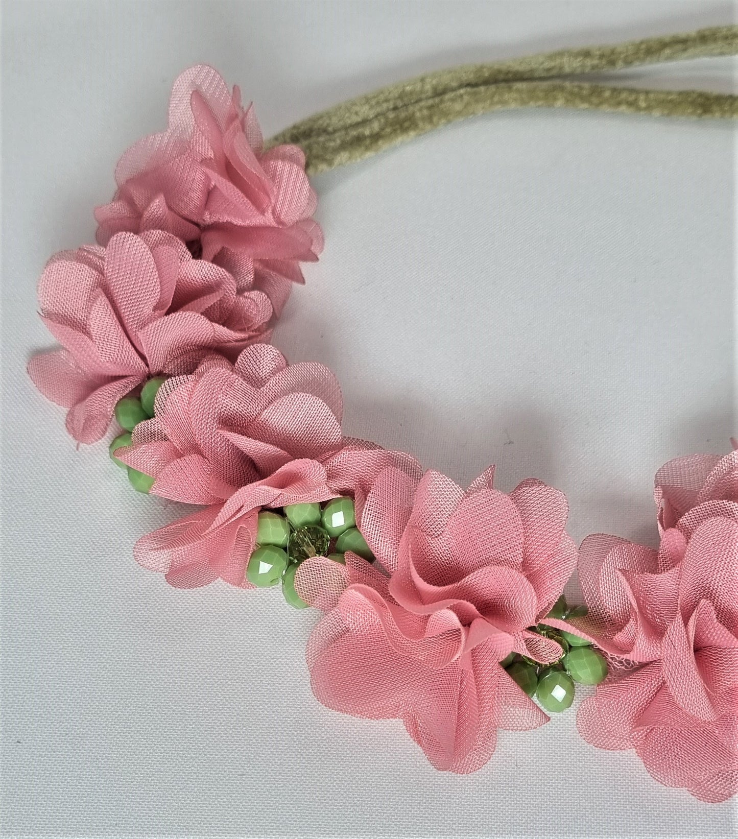 Collana LE ROSE .020 cordoncino velluto verde bosco, fiori tessuto rosa intenso e fiori in mezzi cristalli verde.