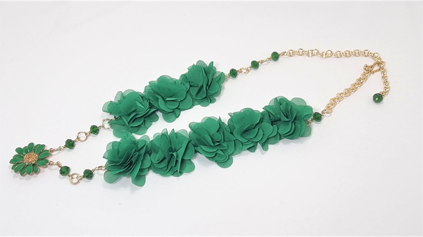 Collana LE ROSE .021 verde smeraldo, fiori tessuto e smalto con cristalli e metallo dorato.