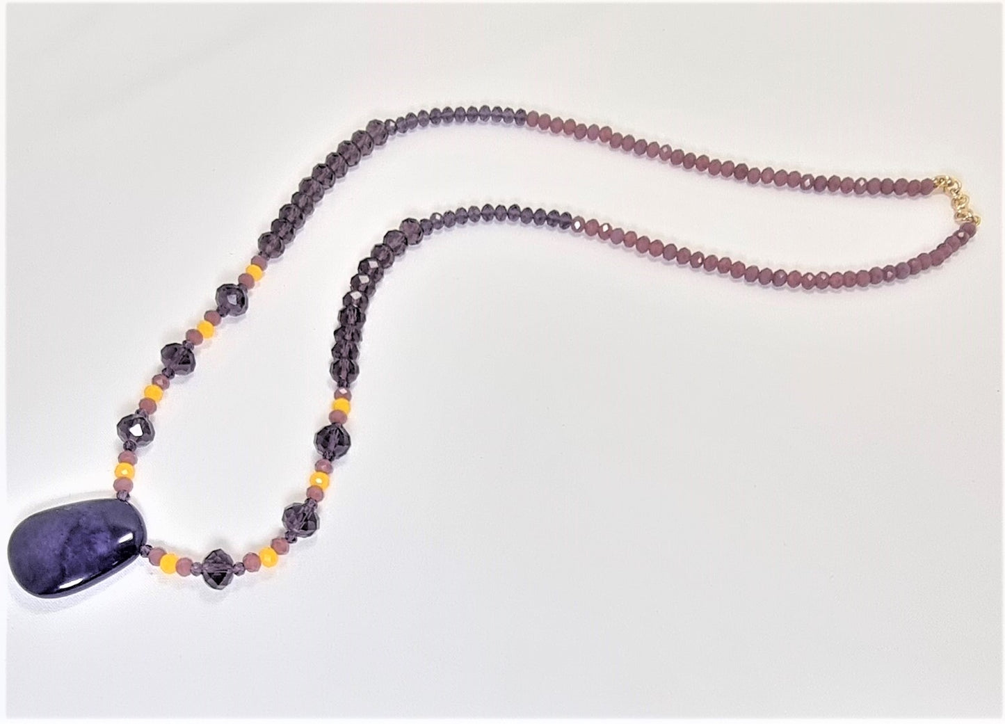 Collana I CRISTALLI .102 un filo cristalli austriaci tre misure, viola, giallo, malva ciondolo ametista.