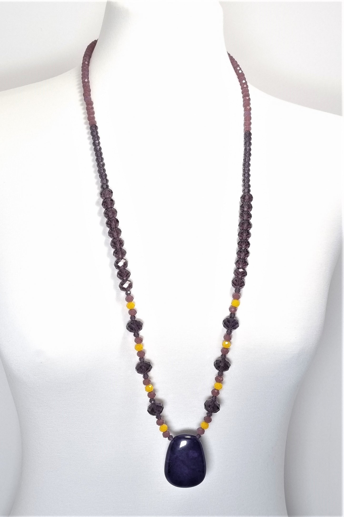 Collana I CRISTALLI .102 un filo cristalli austriaci tre misure, viola, giallo, malva ciondolo ametista.