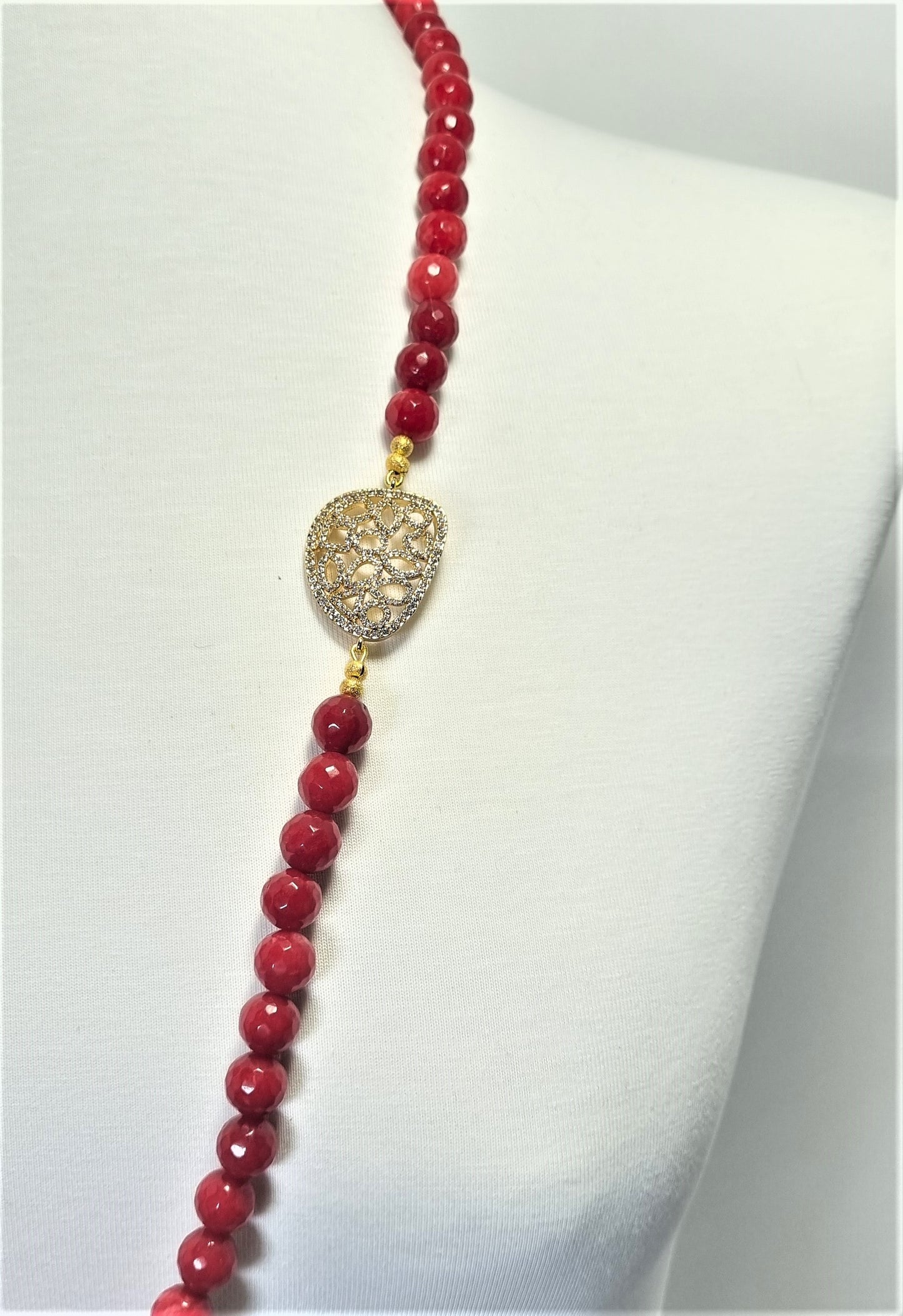 Collana I ROSSI .040 filo perle sfaccettate diaspro rosso elemento metallo dorato e strass.