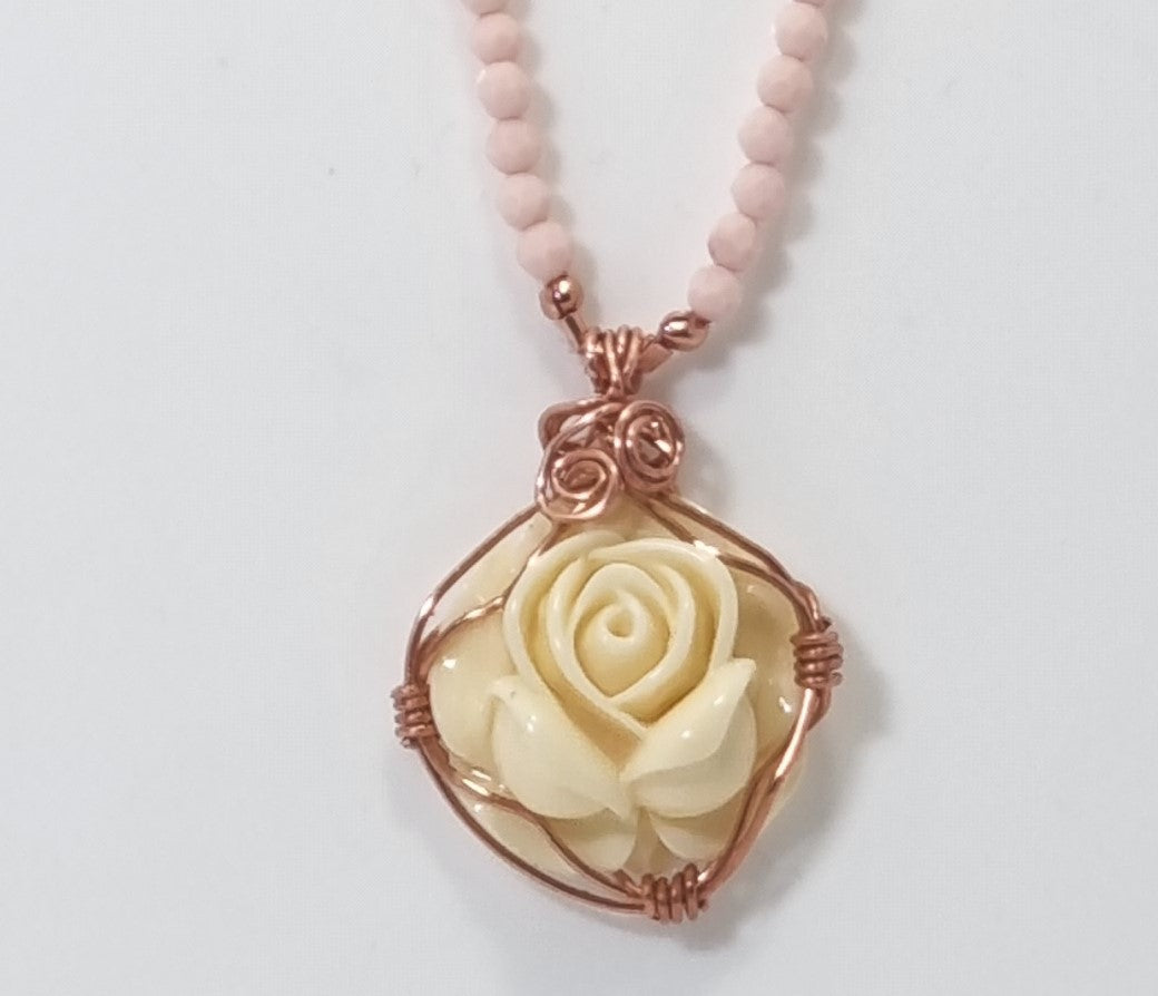 Collana LE PIETRE .086,  perline pietra rosa sfaccettato ciondolo rosa bianca castone rame.