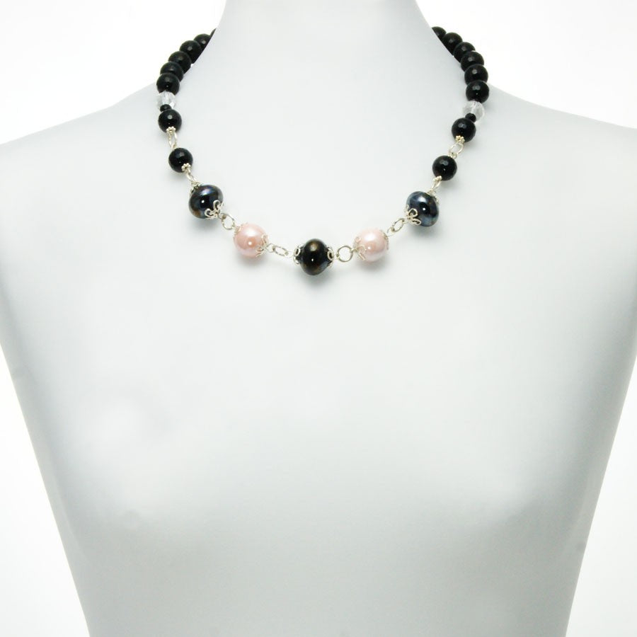 Collana LE PIETRE .020, perle in onice sfaccettato e centrale in perle rosa e nere.