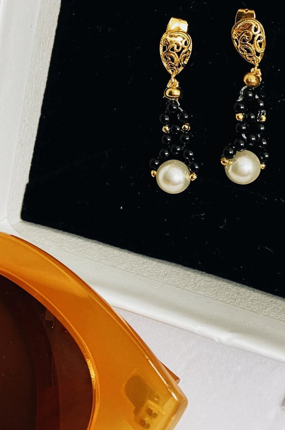 LUXURY Collana .001 perle e intrecci di perline onice con distanziatori dorati e strass.