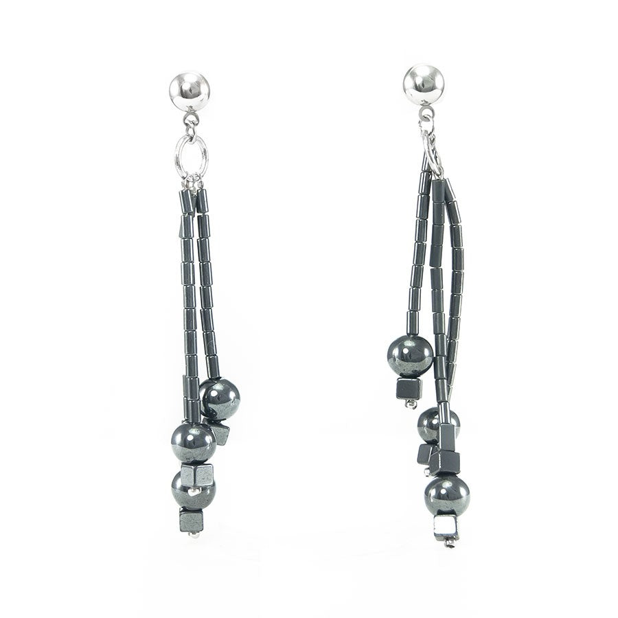 Orecchini I NERI .004 ciondoli tubetti e perle di hematite.
