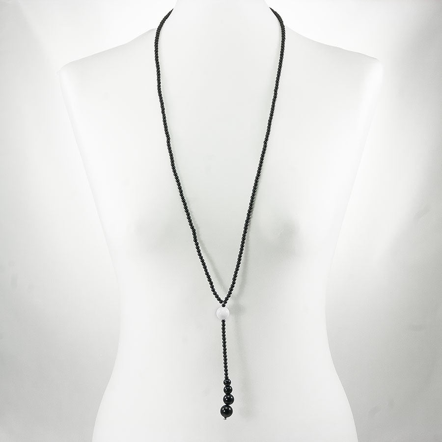 Collana HERMIONE Le Ragazze .003, lungo filo perle onice nero, perla agata e ciondolo.
