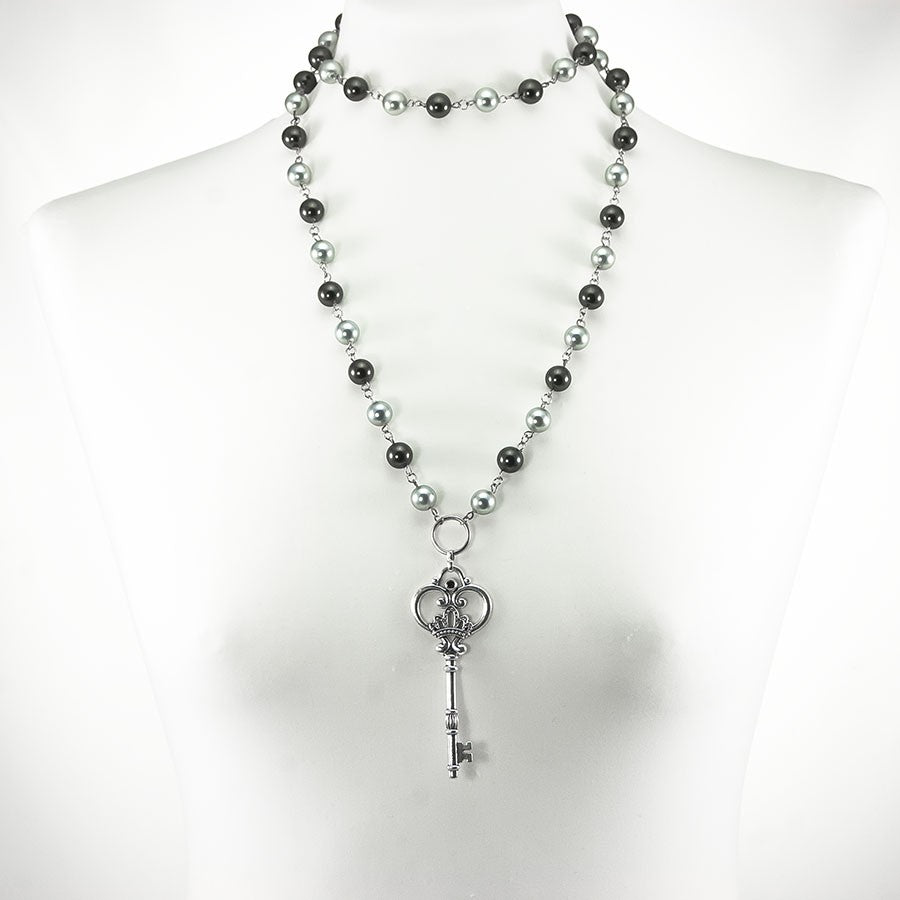 Collana HERMIONE Le Ragazze .007 perle sintetiche su perno e maglia metallo, ciondolo forma chiave,