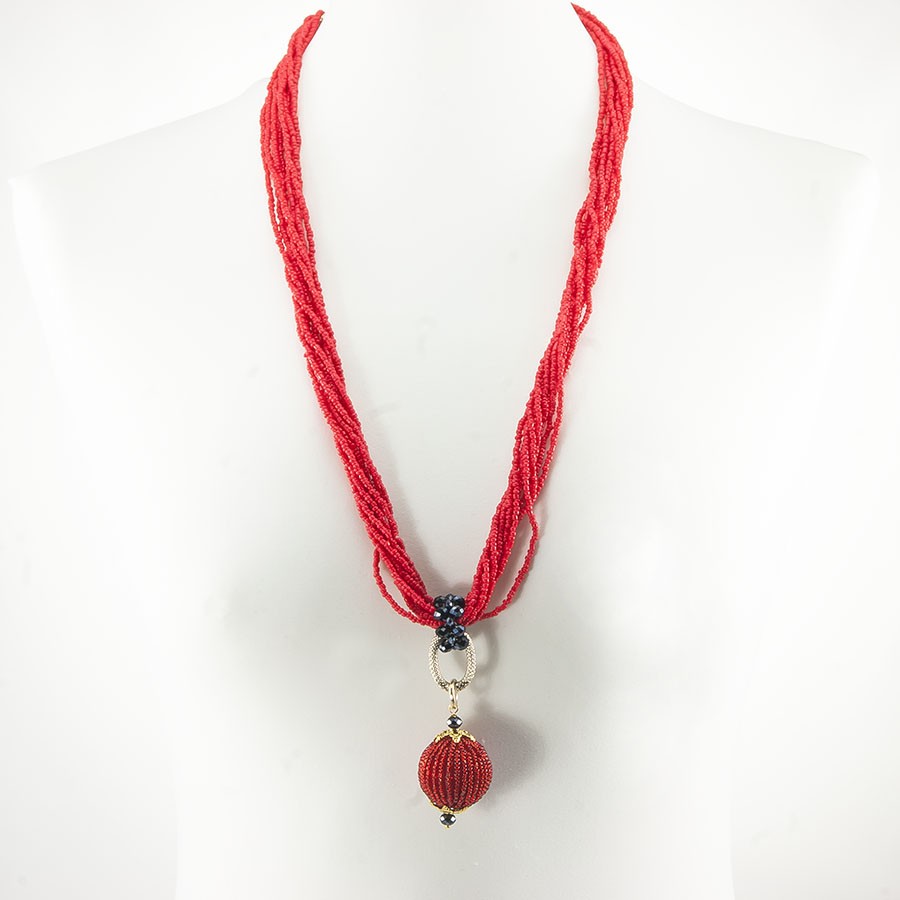 Collana I ROSSI .009, fili di rocailles rosso ciliegia con elemento separatore cristalli ematite nera e ciondolo rosso.