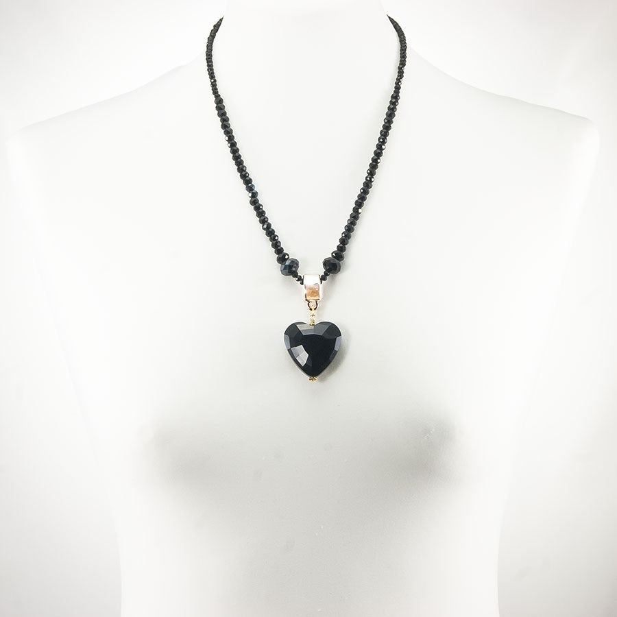 Collana Amore .019: filo girocollo cristallini e ciondolo di cristallo nero.