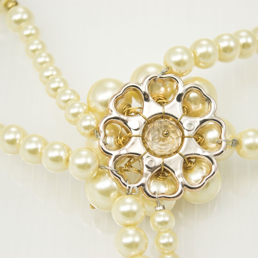 Collana GARBO il vintage .005, perle sintetiche avorio, elemento centrale a fiore , Anni '20.