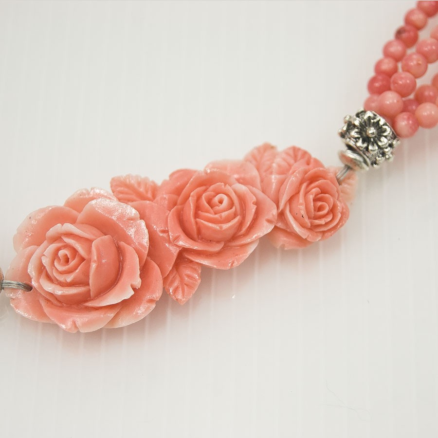 LUXURY collana .023, perle in pasta di corallo con gruppo di rose laterale.