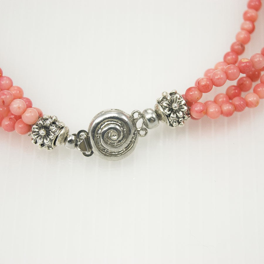 LUXURY collana .023, perle in pasta di corallo con gruppo di rose laterale.
