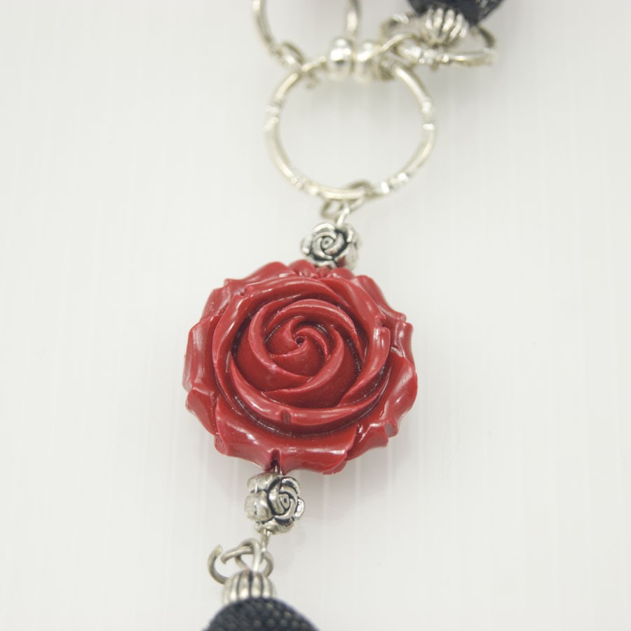 Collana LE ROSE .006, maglie in metallo, rose rosse in resina, metallo nero e pendente