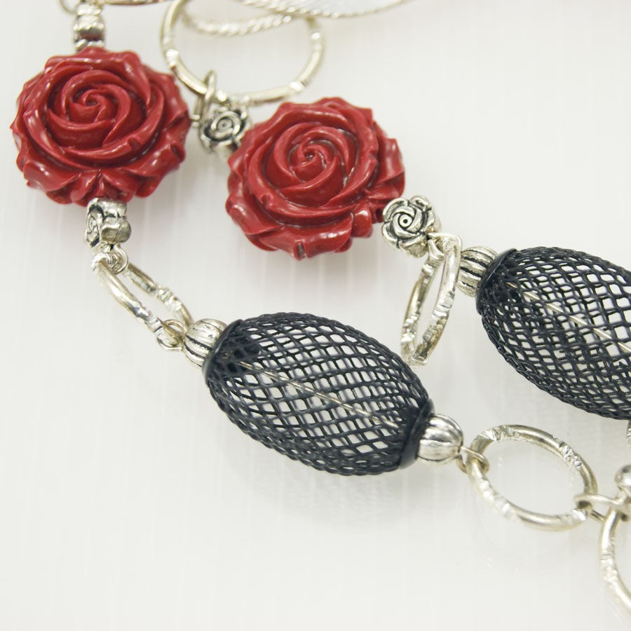 Collana LE ROSE .006, maglie in metallo, rose rosse in resina, metallo nero e pendente