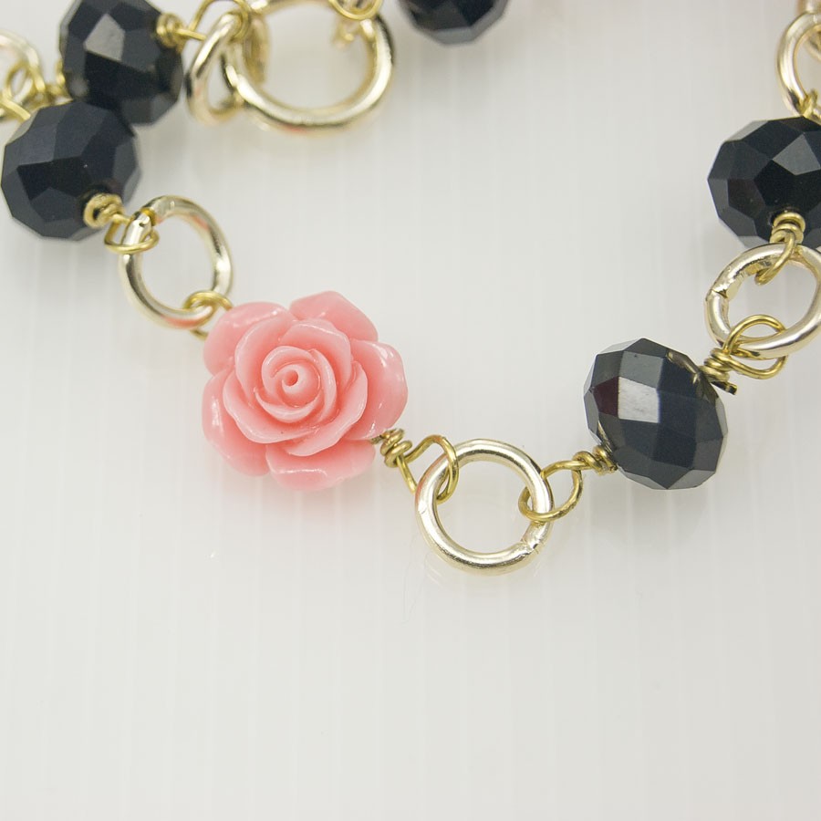 Collana LE ROSE .008 lunga con rose e cristalli neri, maglie dorate.