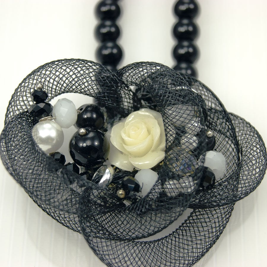 Collana LE ROSE .004, filo di perle onice e centrale resina perle, rete nera e cristalli.