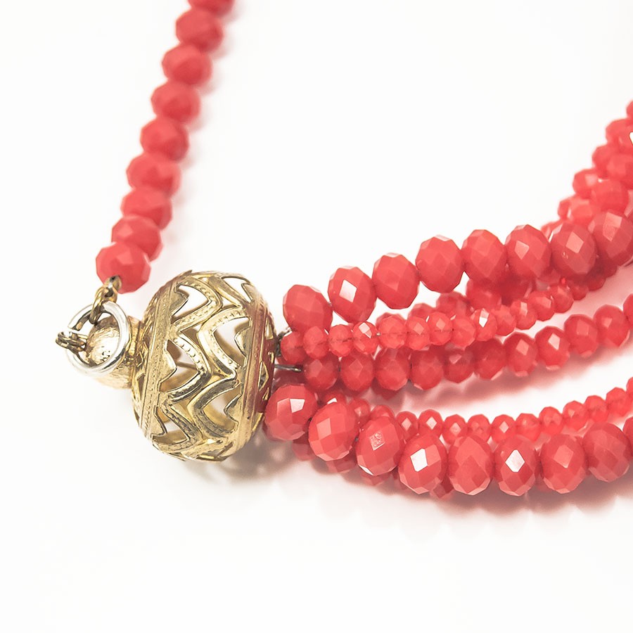 Collana I ROSSI .017, fili di cristalli rosso arancio a nodo centrale.