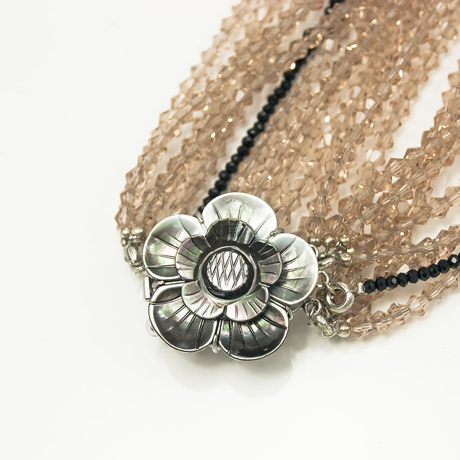 Collana I CRISTALLI .004, piccolissimi cristalli colore champagne un filo cristalli neri chiusura a fiore madreperla.