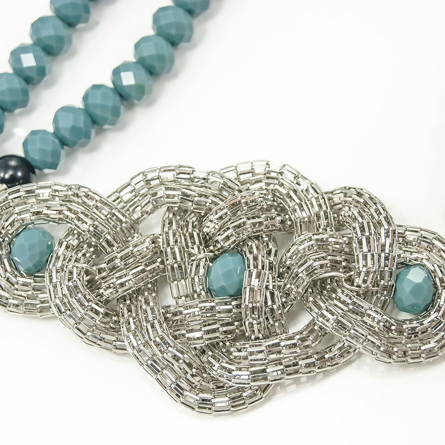 Collana I CRISTALLI .013, due fili mezzi cristalli verde azzurro cadetto con elemento separatore metallico intrecciato.