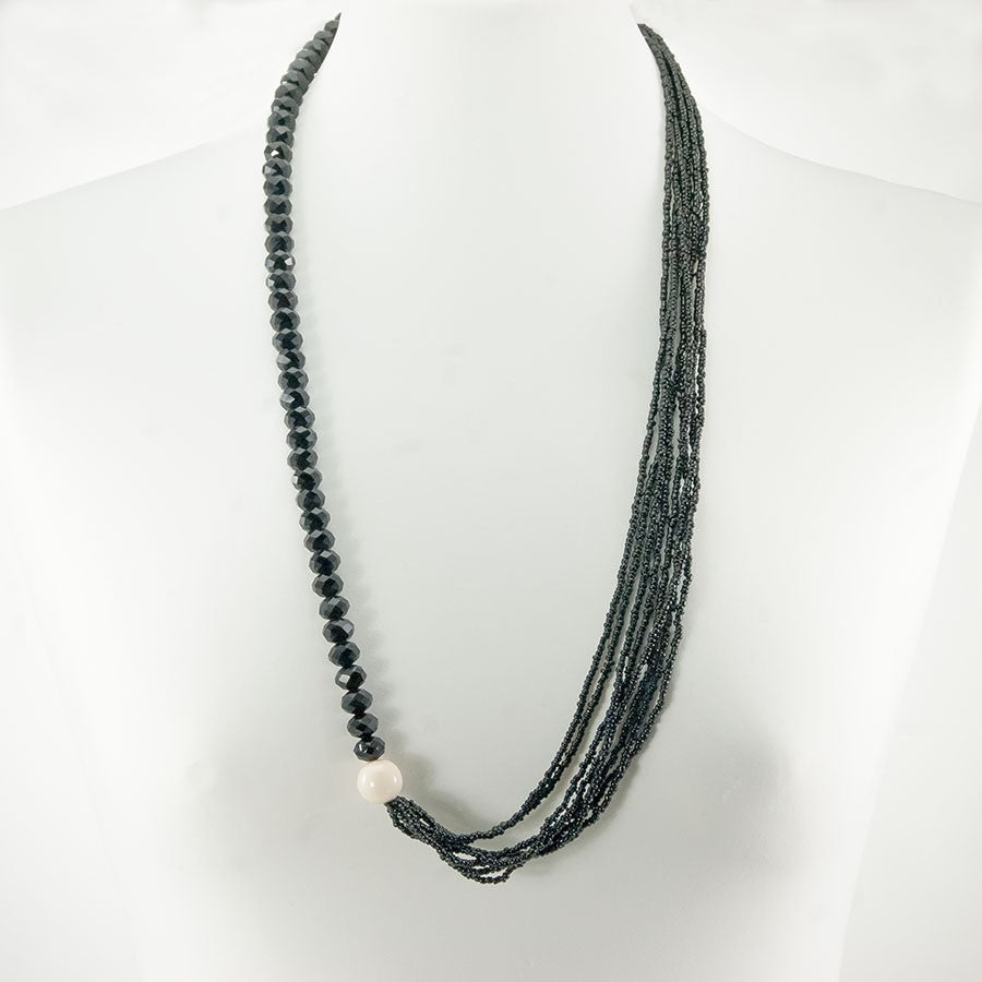 Collana LE PIETRE .032, perla panna, fili di rocaille e cristalli neri.