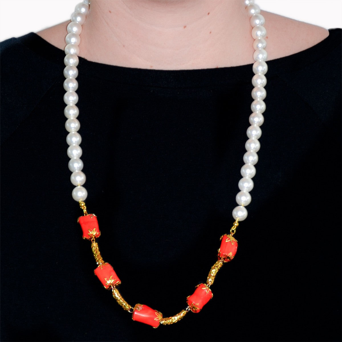Collana LE PERLE .029 perle e corallo con metallo dorato.