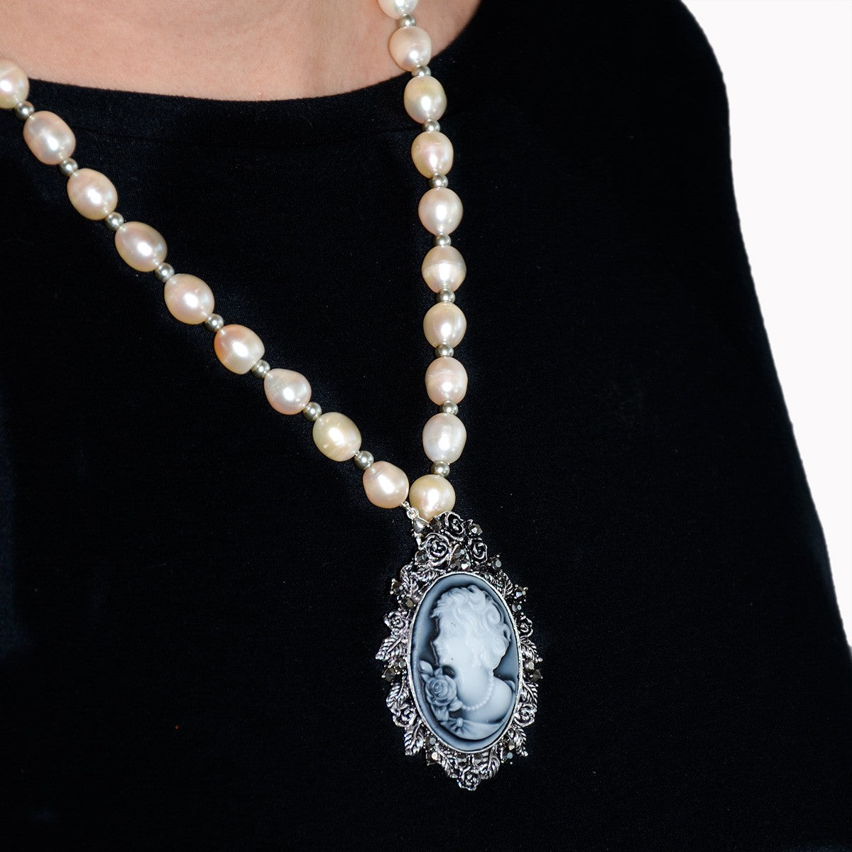Collana LE PERLE .022, piccole perle barocche, cammeo a spilla.