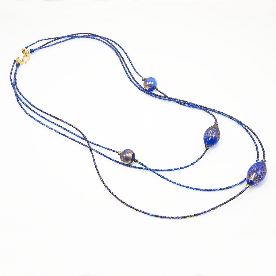 Collana SOPHIA i colori .022 , tre fili rocailles blu cangiante, boule vetro blu soffiato con leggera patina dorata.