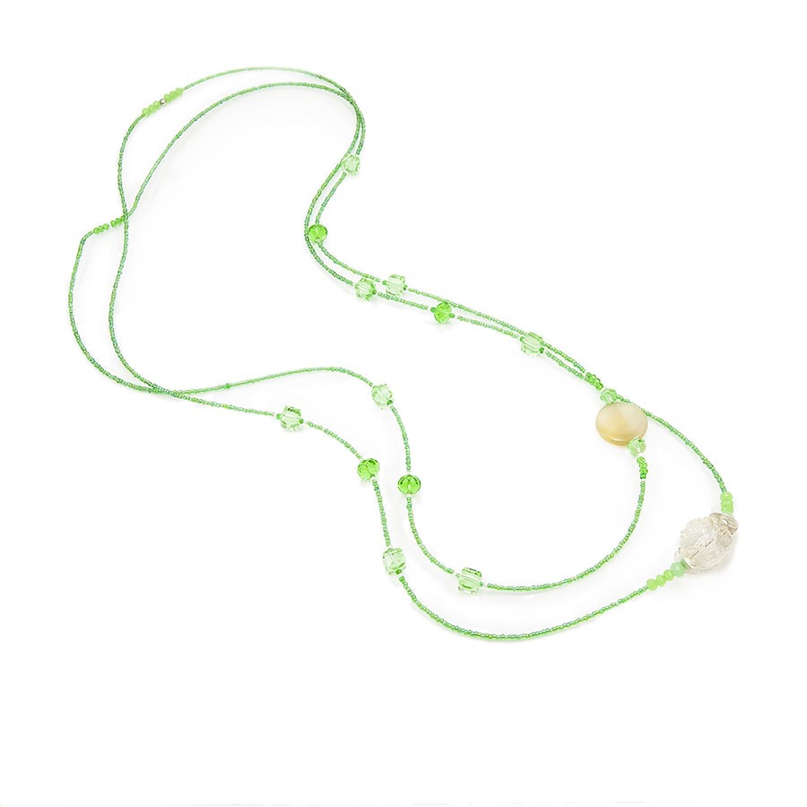 Collana SOPHIA i colori .013, un lungo filo di rocailles toni di verde con rosa pregiata centrale.