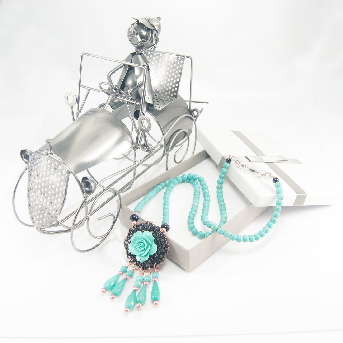 Collana leLE ROSE .019, lunga, perle turchese screziate, ciondolo con rosa.