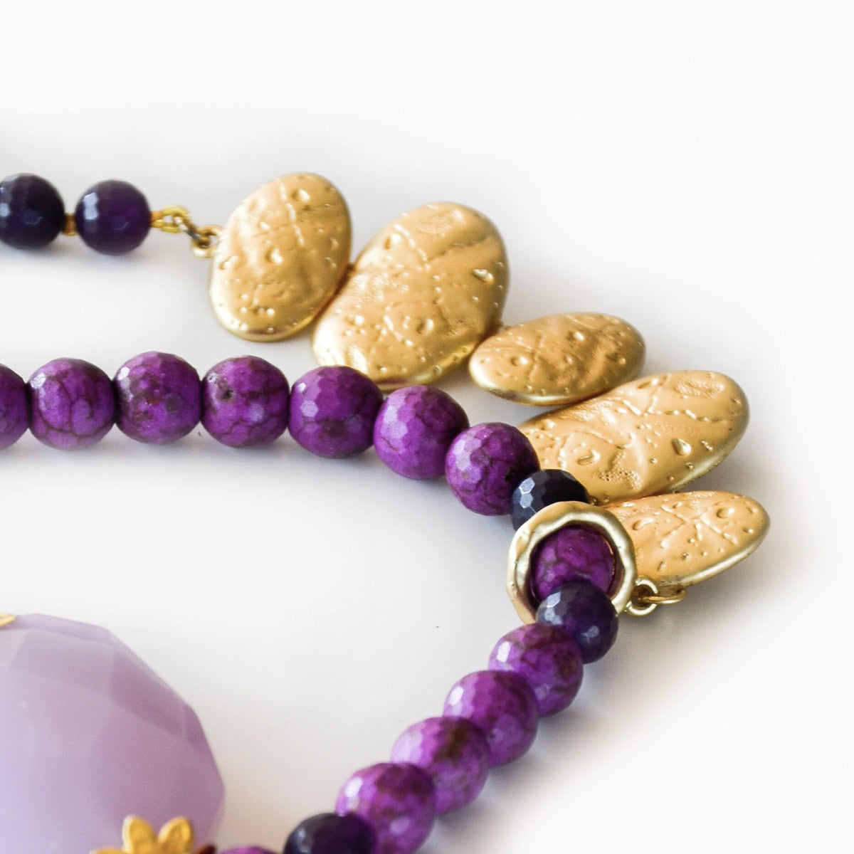 Collana LE PIETRE .016, filo agata fucsia e viola, metallo e grande ciondolo cristallo.