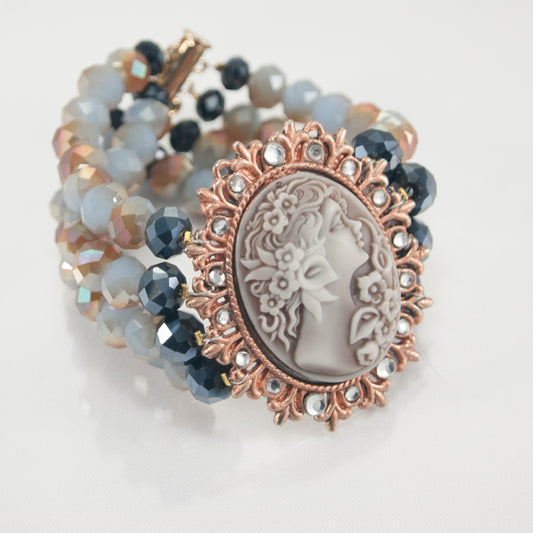Bracciale I CRISTALLI .024, fascia cristalli azzurro cangiante, cameo sintetico centrale.
