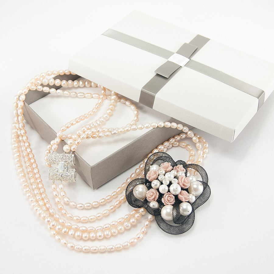 Collana LE PERLE .027 lunga, perline di fiume, rose, perle e rete nera e filigrana.