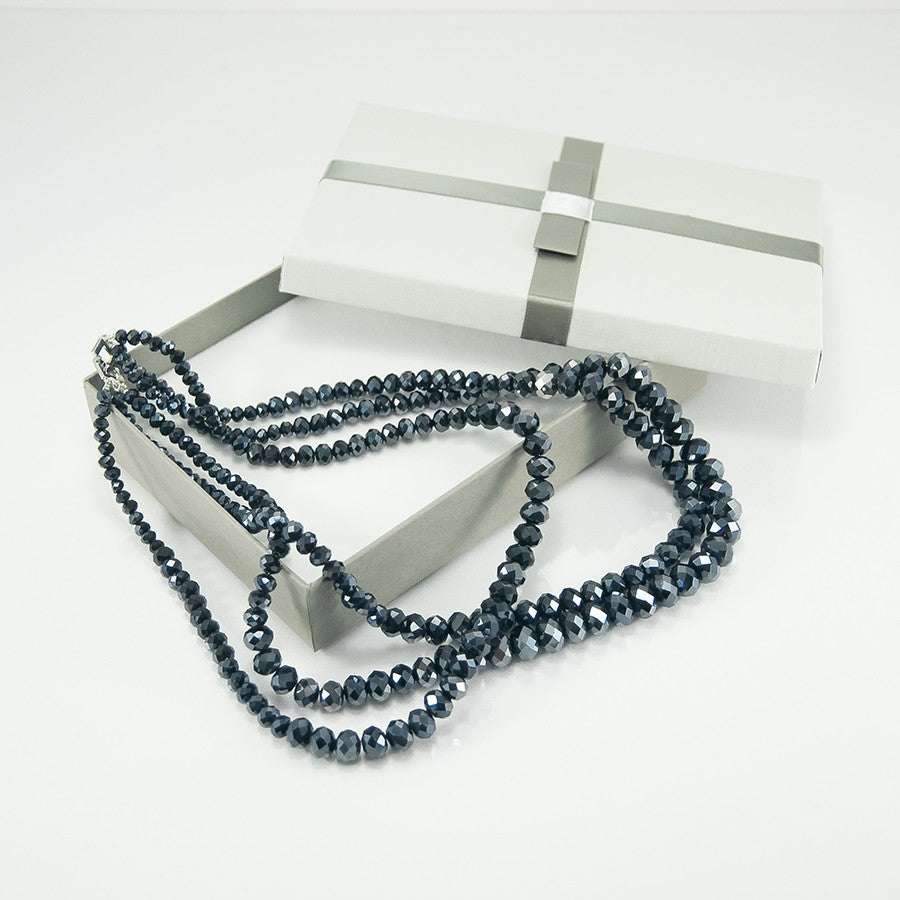 Collana I CRISTALLI .048, girocollo a tre fili cristalli lucidi nero blu misure a scalare.