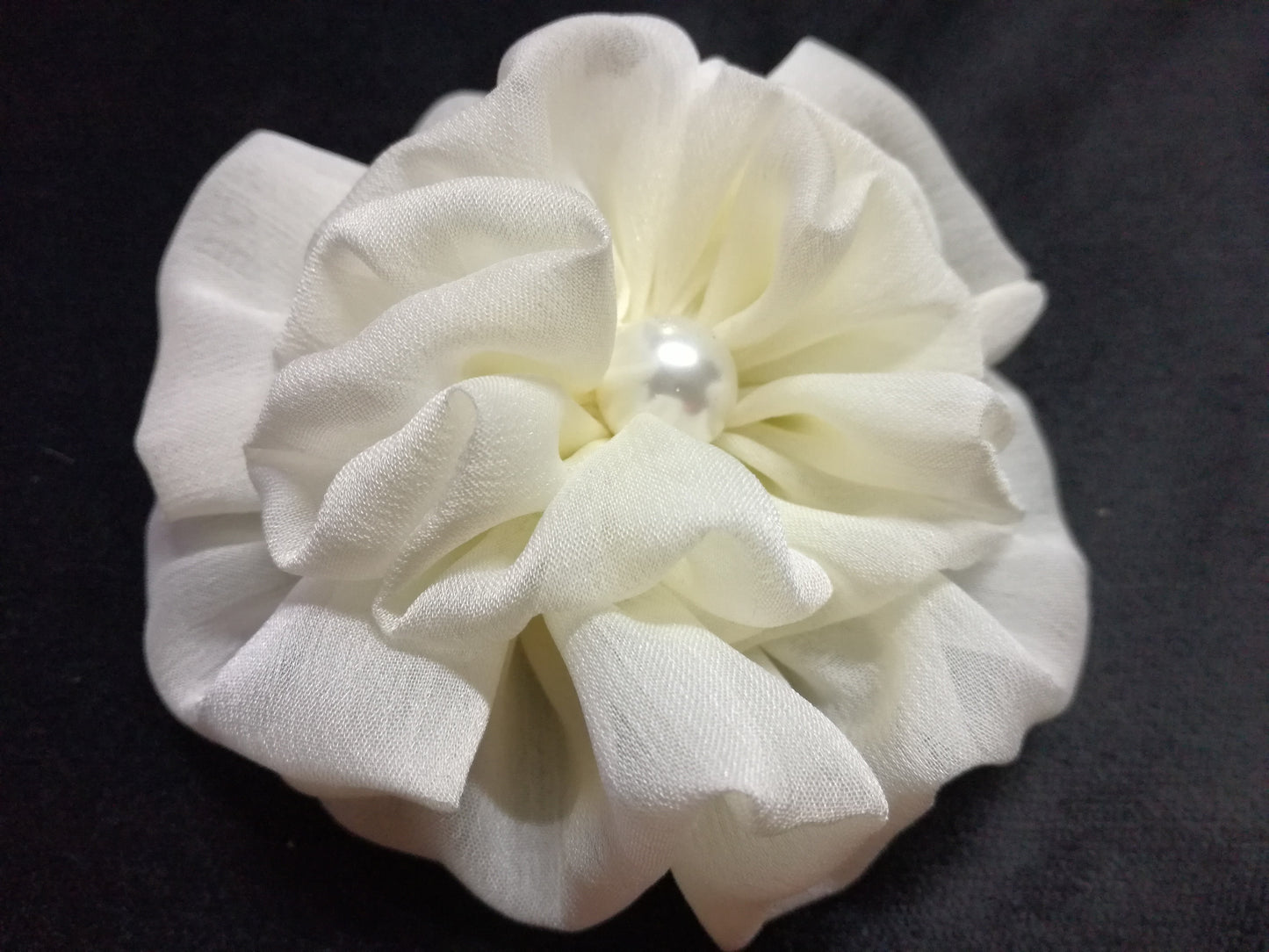 CHIFFON .001 Spilla azalea in chiffon colore avorio