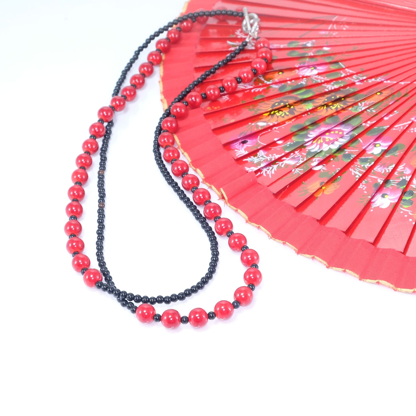 Collana I ROSSI .035, piccoli onici e perle rosse pietra alternate a metà lunghezza.